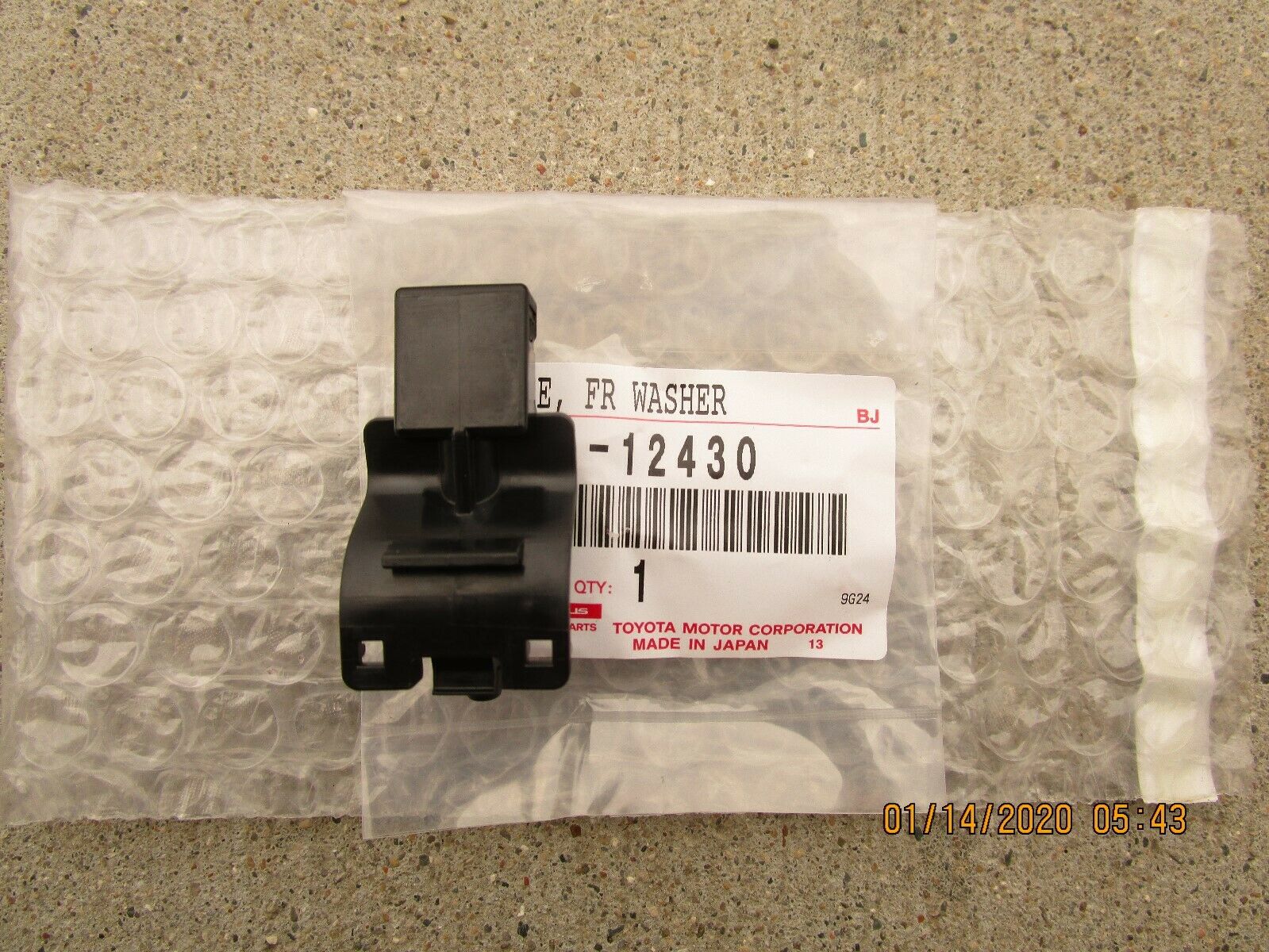 FITS: 14 - 20 TOYOTA COROLLA FRONT WINDSHIELD WASHER NOZZLE ANGLE -2 OEM NEW