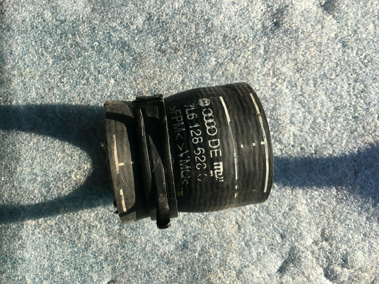 AUDI Q7 4.2TDI / VW TOUAREG 7L - ENGINE AIR INTAKE HOSE OEM 7L6128628C